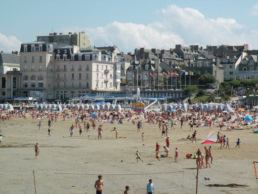  foule sur la plage de l'Ecluse